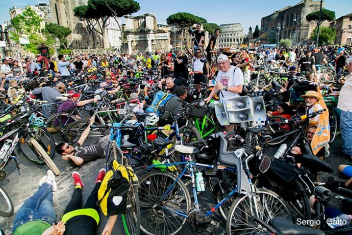 raggi e la bicicletta e le piste ciclabili